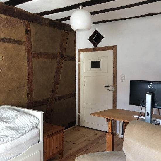 Arbeitszimmer: Raumecke mit Tür