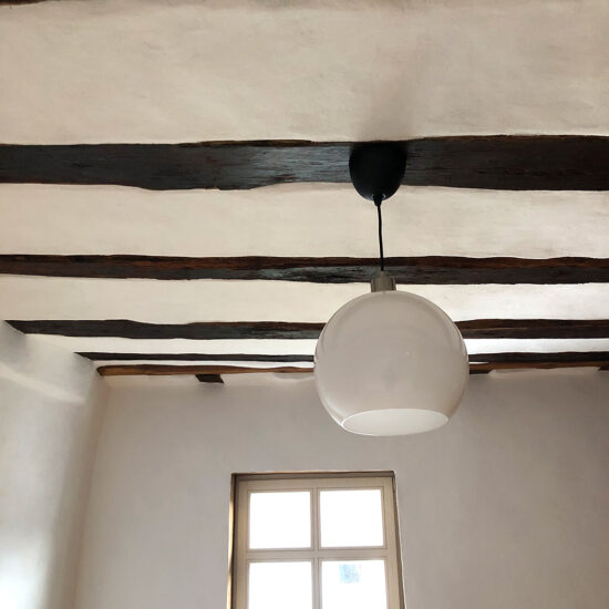 Arbeitszimmer: Deckenbalken mit Lampe