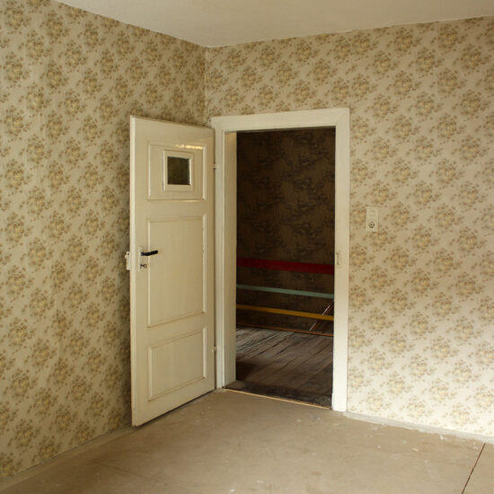 Arbeitszimmer: Raumecke mit Tür