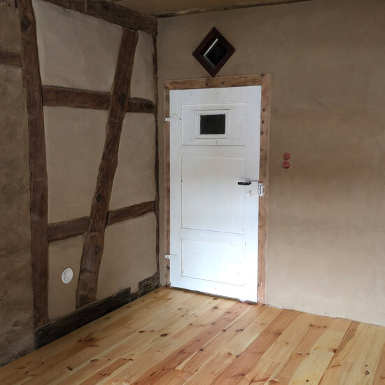 Arbeitszimmer: Raumecke mit Tür