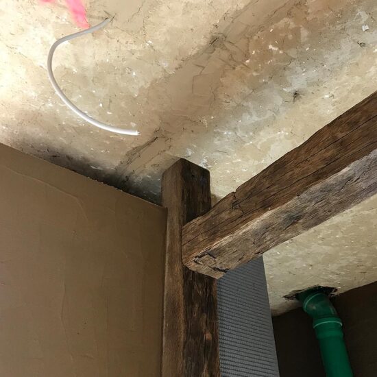 Bad: Balkenkonstruktion aus Altholz