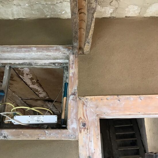 Bad: Balkenkonstruktion aus Altholz