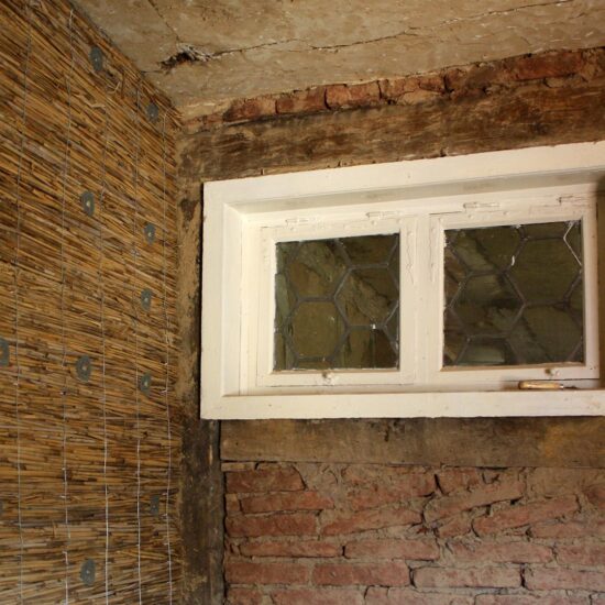 Bad: Fenster mit Butzenglas