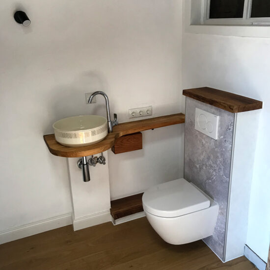Bad: Waschtisch und Toilette