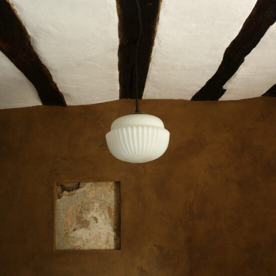 Esszimmer: Holzbalkendecke mit Lampe