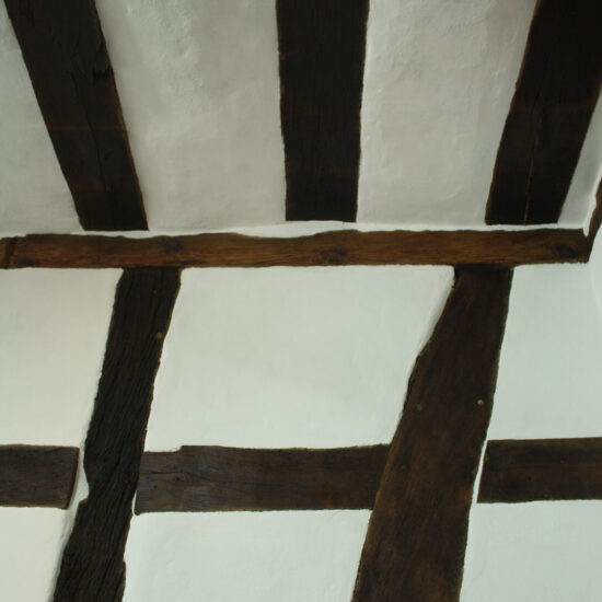 Esszimmer: Fachwerkwand und -decke