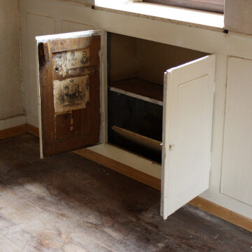 Wohnzimmer: Vertäfelung mit Wandschrank